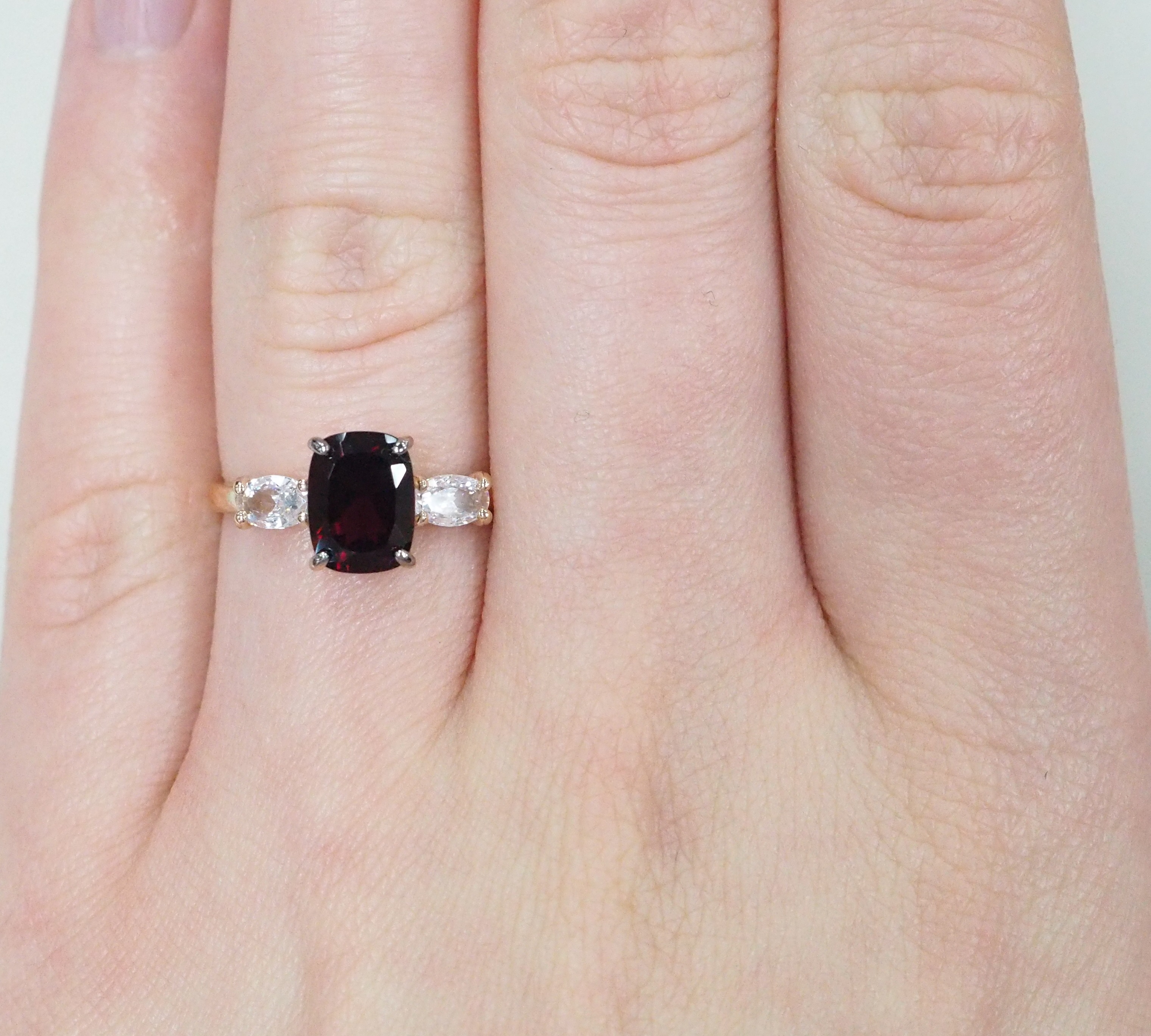 Серебряное кольцо с гранатом